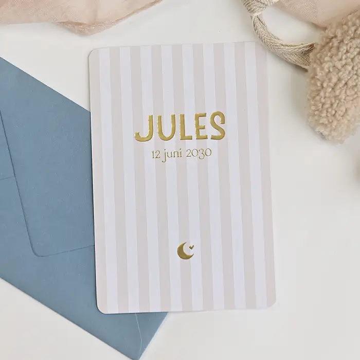 Stijlvol beige geboortekaartje unisex met maantje en strepen