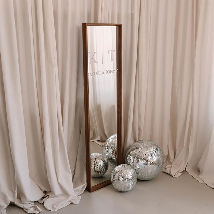 Eleganter Aufkleber Spiegel Hochzeit mit Initialen des Paares