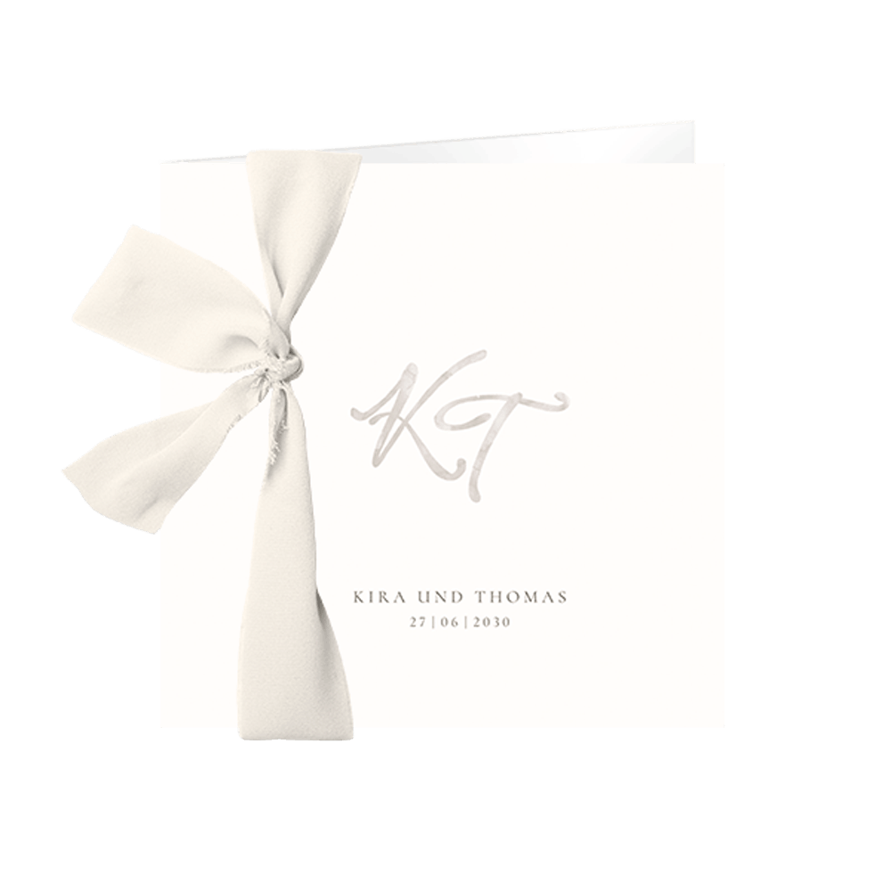 Klassische Hochzeitskarte in beige mit Initialen und optionalem Seidenband