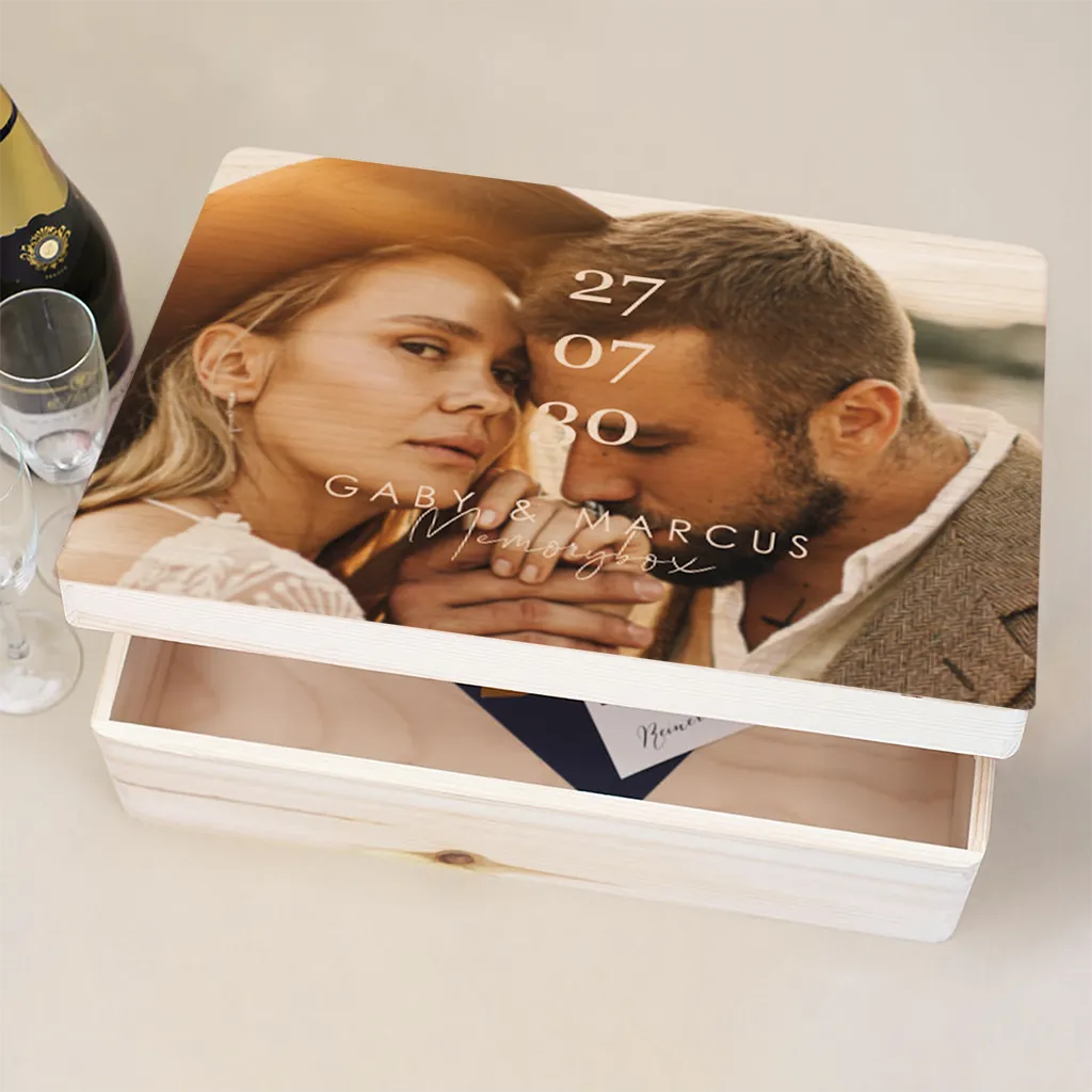 Erinnerungskiste Hochzeit mit großem Datum und eleganter Schrift