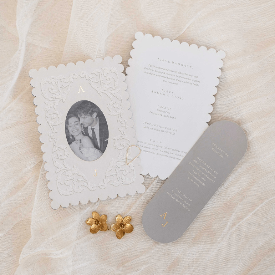 Bruiloft stapelkaart met klassieke ornamenten en matgoudfolie