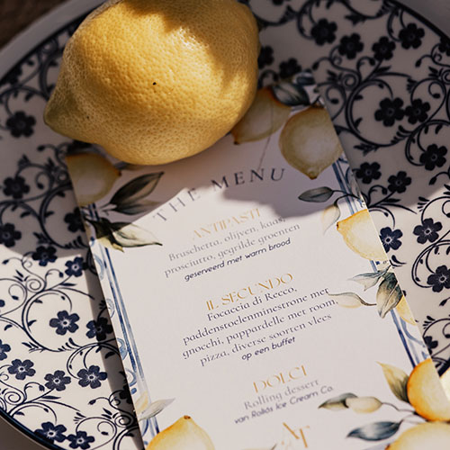 Vrolijke menukaarten in goud met blauw en citroenen