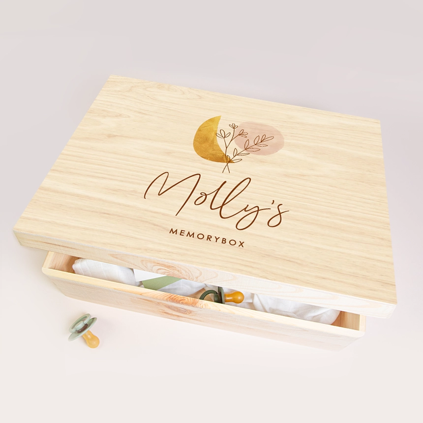 Houten herinneringsdoos van geboortekaartje met zon en maan