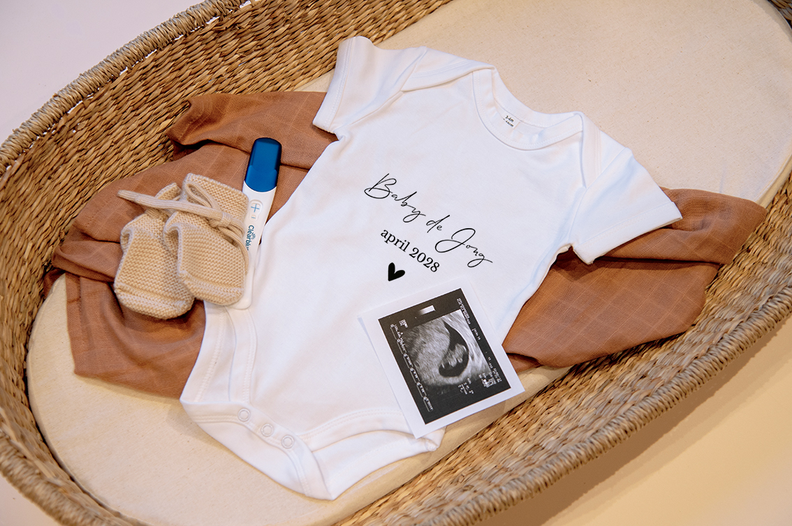 Rompertje voor zwangerschapsaankondiging met datum en achternaam