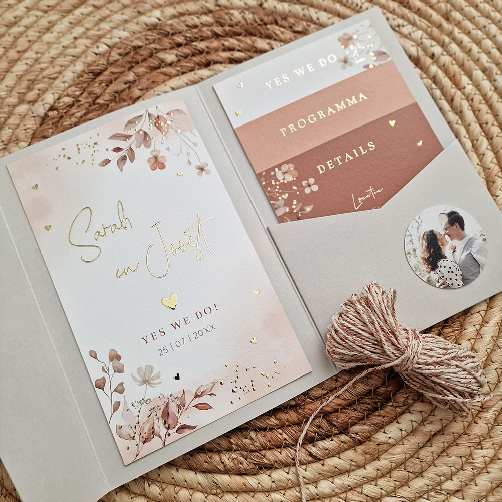 Pocketfold trouwkaart beige roze bloemen goudfolie