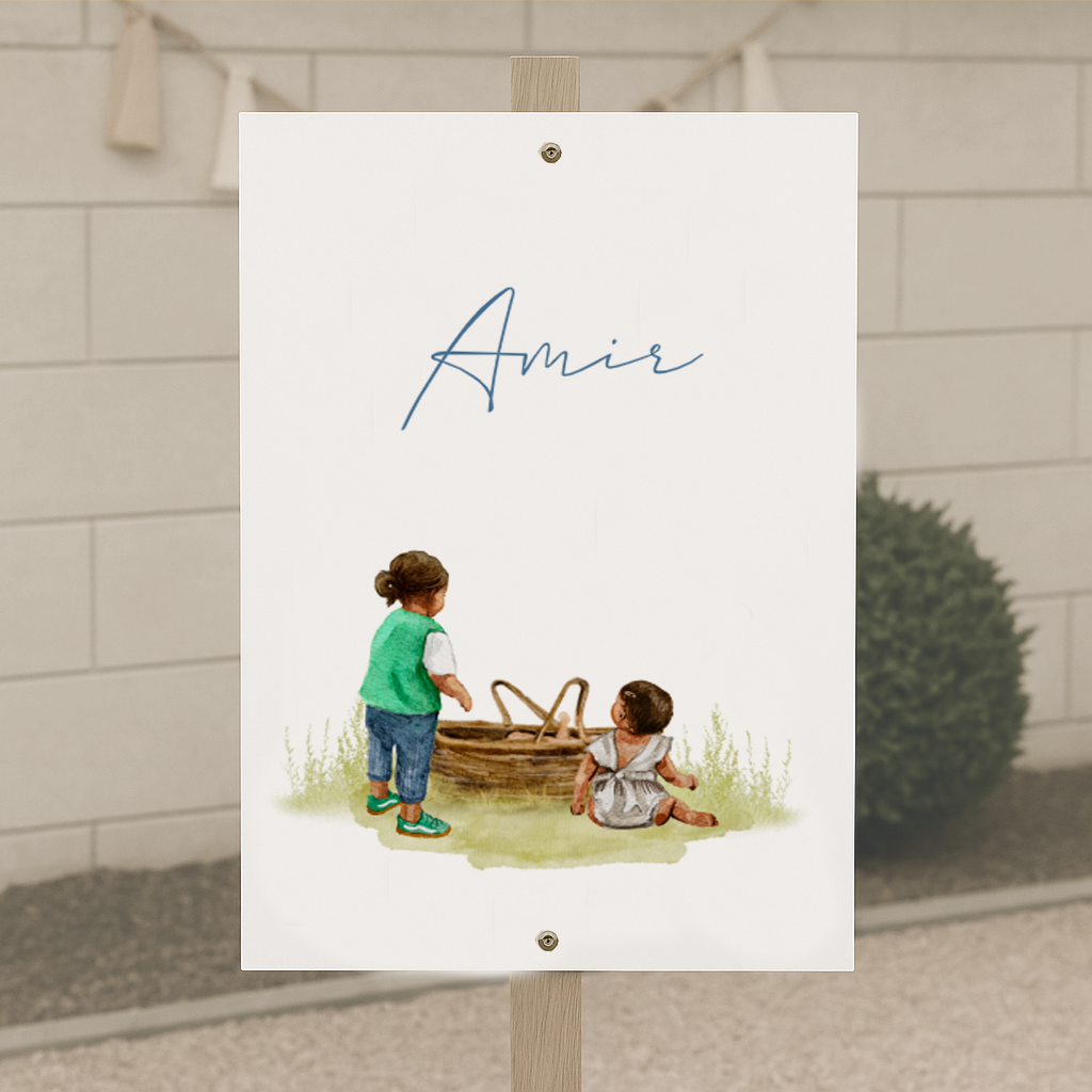 tuinbord voor een donker kindje met zussen bij mandje in lente