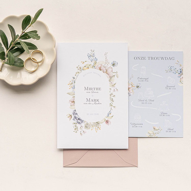 Romantische trouwkaart met veel bloemen