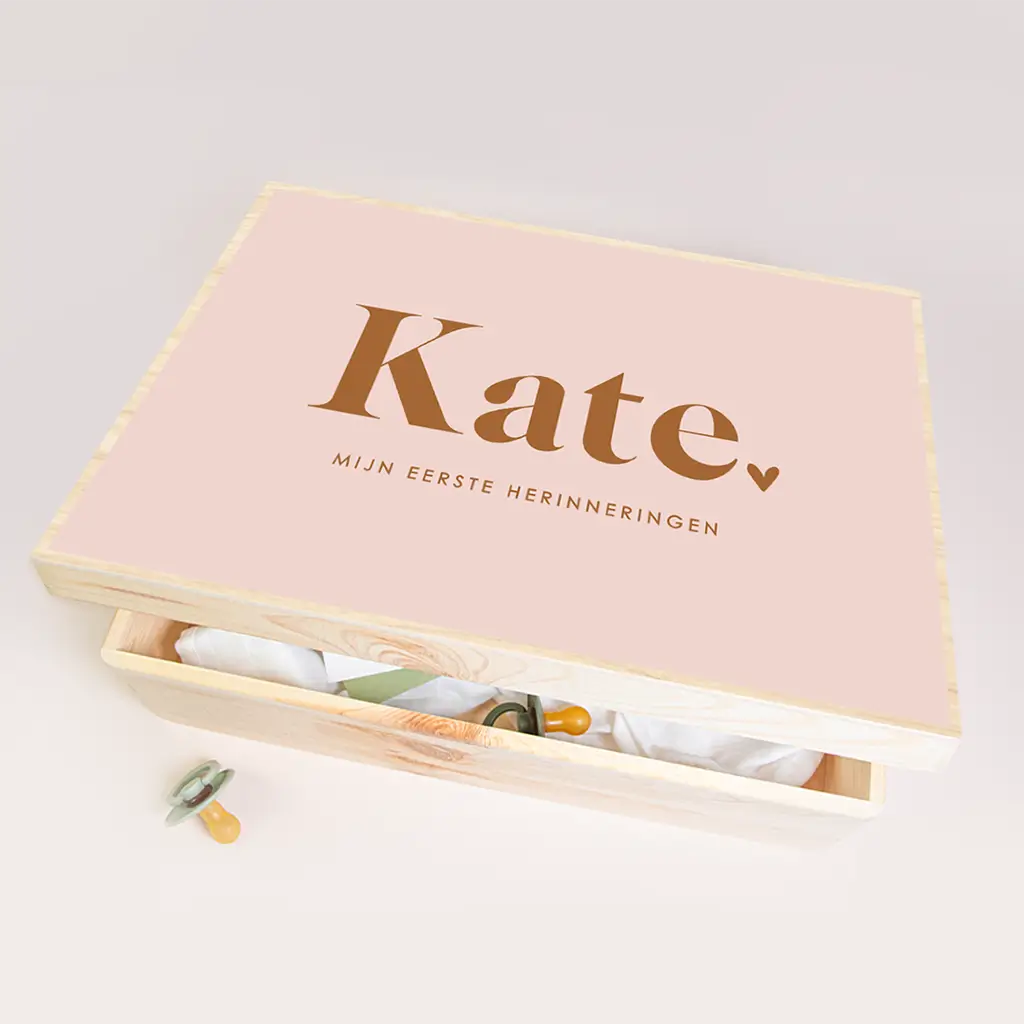Roze memorybox met naam en hartje
