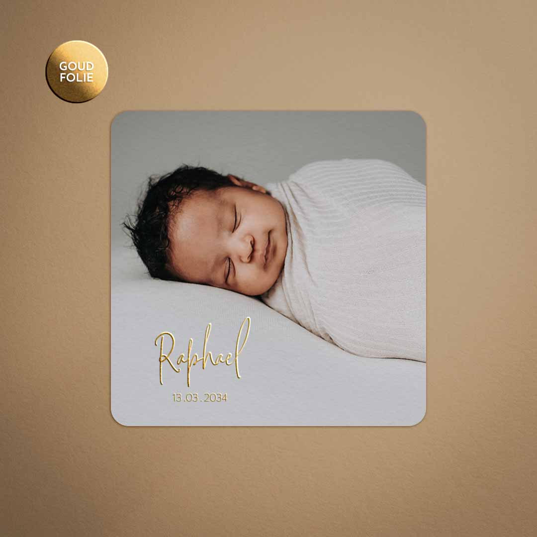 Minimalistisch geboortekaartje met foto en goudfolie voor een jongen