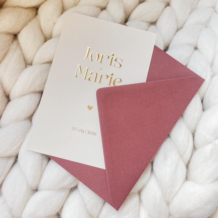 Chique minimalistische zandkleur trouwkaart