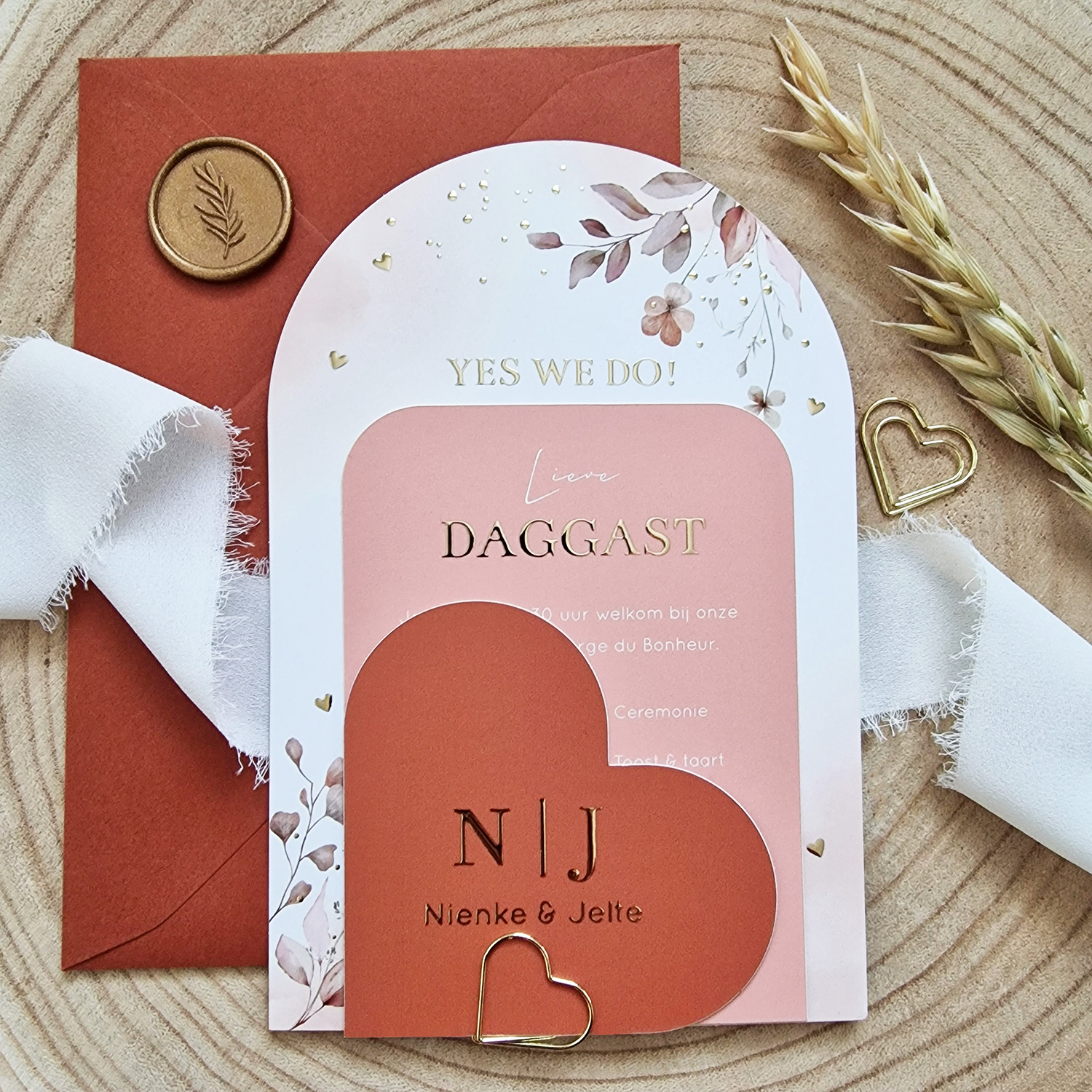 Stijlvolle label trouwkaart hartje bloemen terracotta luxe goudfolie