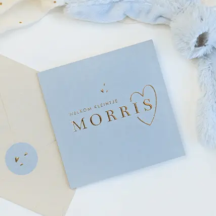 Blauw geboortekaartje met goudfolie hartjes