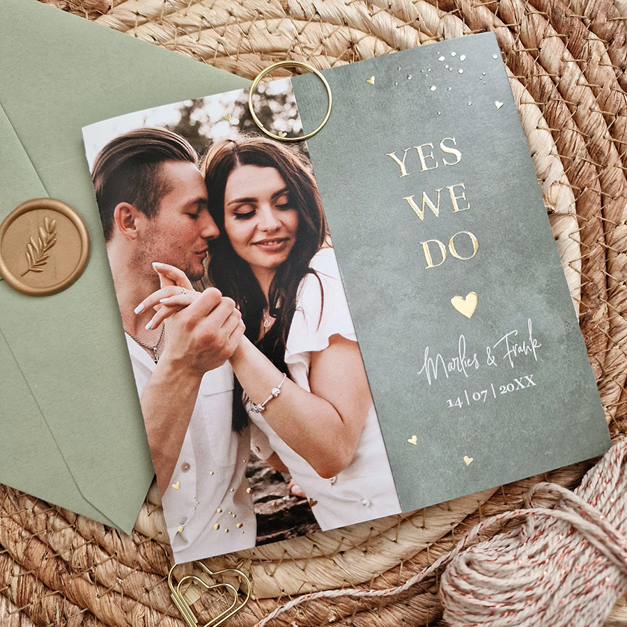 Theatervouw trouwkaart vierkant groen foto goudfolie