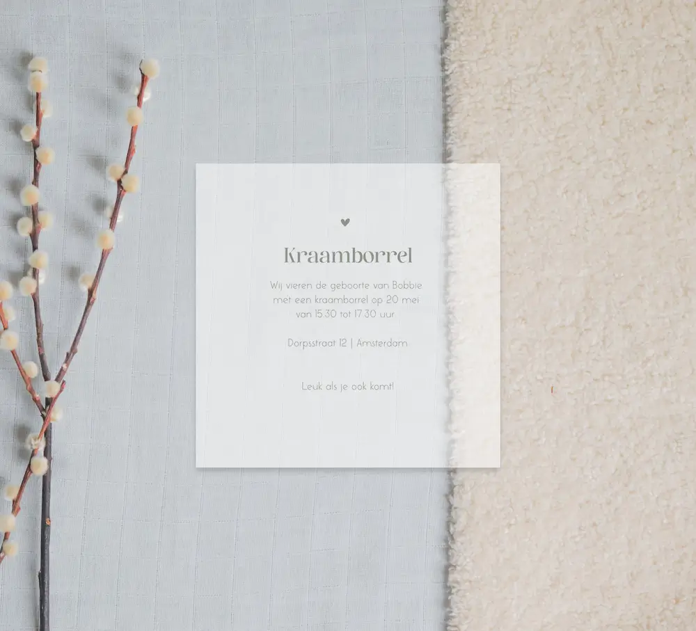 Kalkpapier kraamborrel uitnodiging minimalistisch met groen hartje