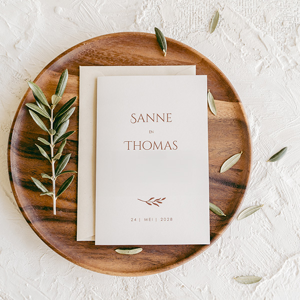 Faire-part de mariage classique avec les prénoms des mariés en vernis