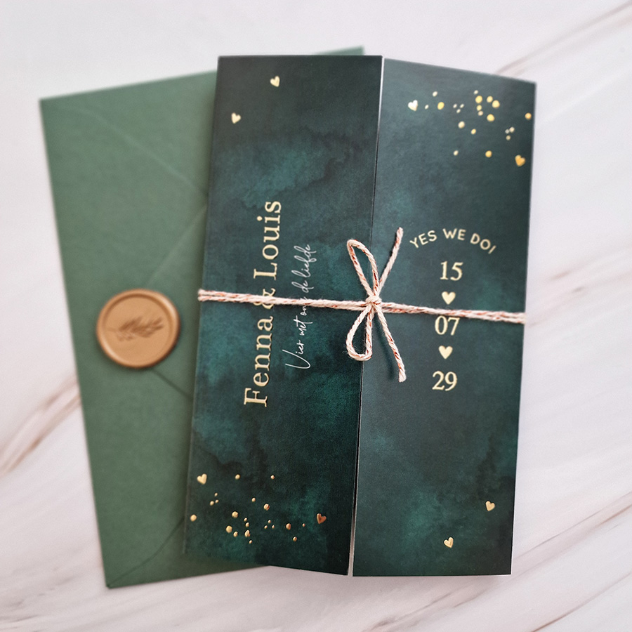 Stijlvolle drieluik trouwkaart groen met goudfolie