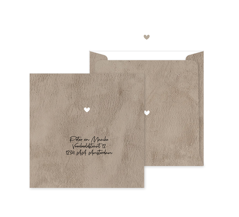 Stoere envelop op maat met bruine velvet-look en hartje