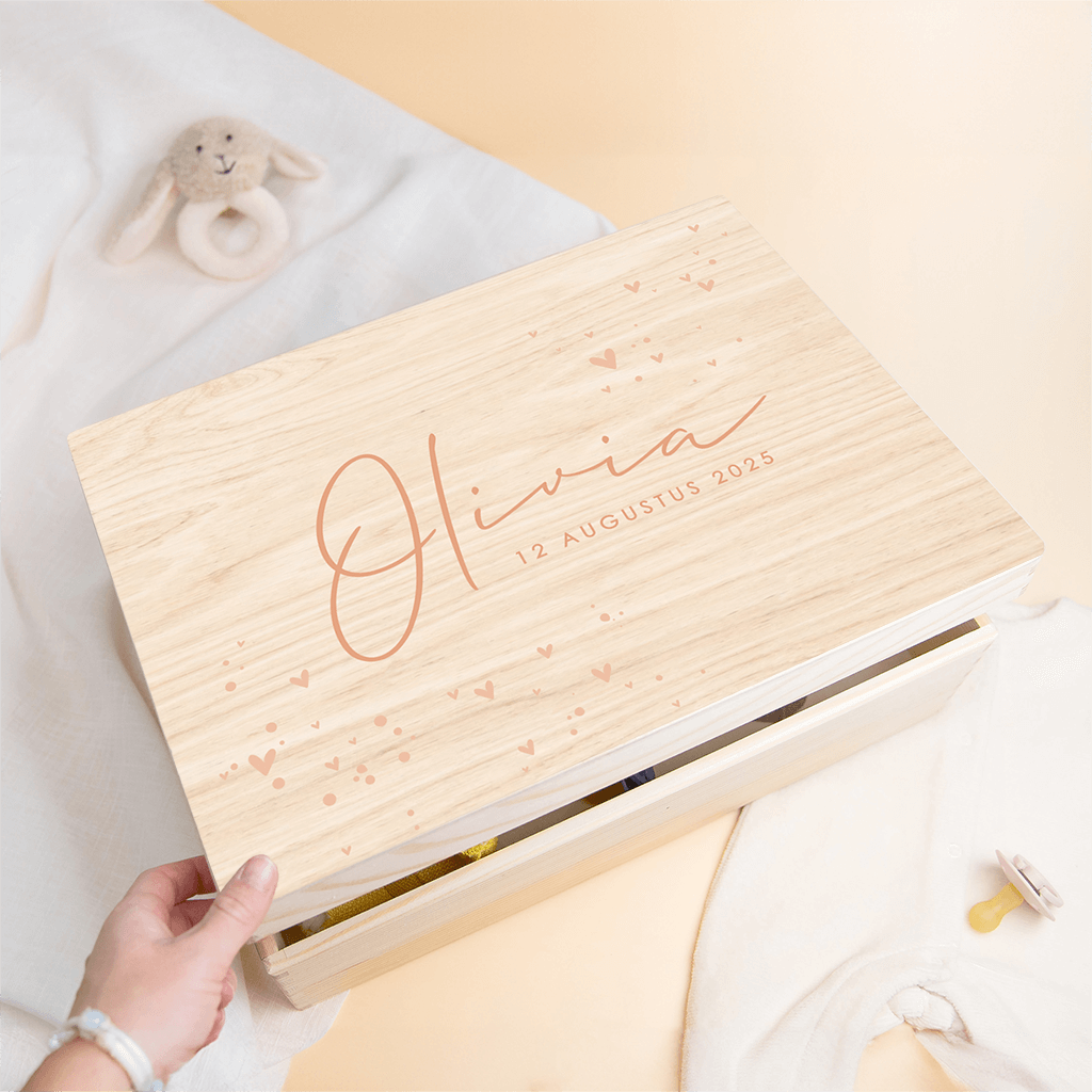 Houten bewaarkist met sierletters en kleine hartjes