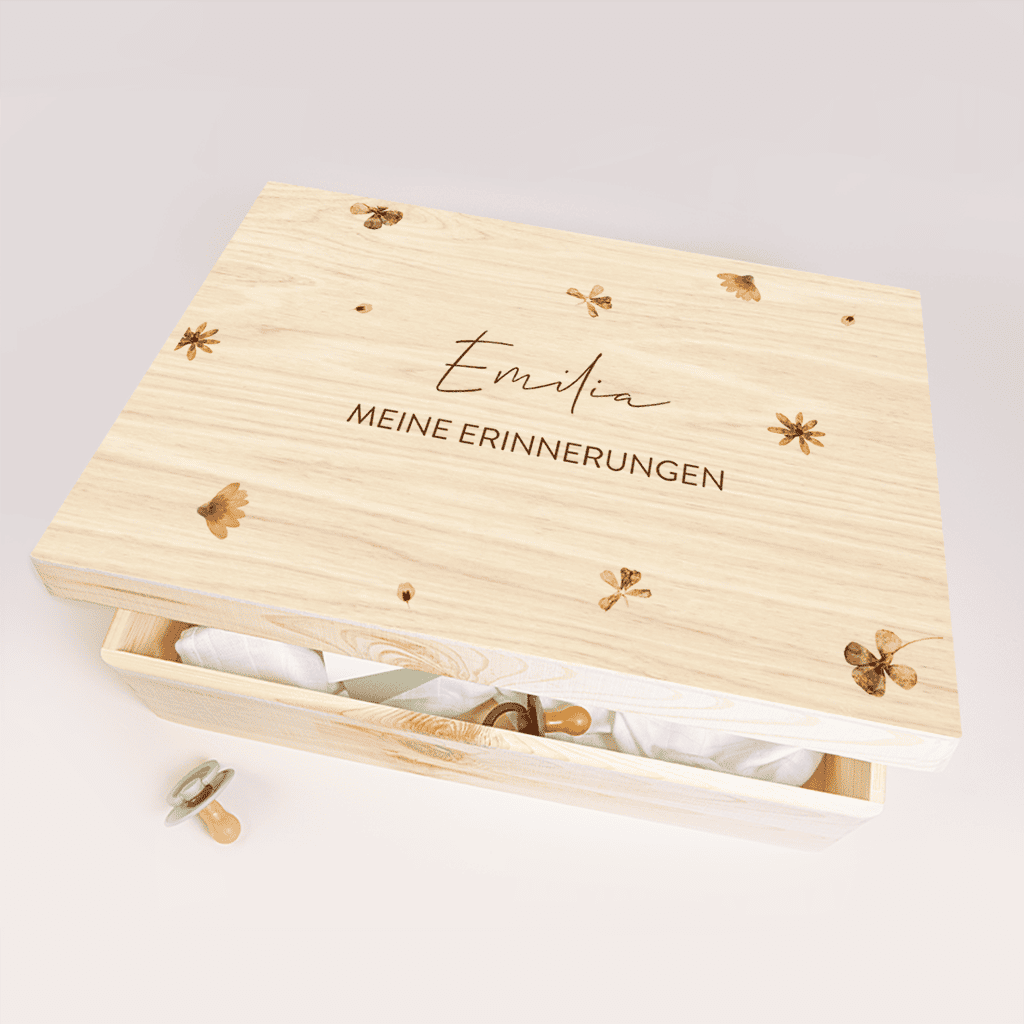 Erinnerungskiste für Kinder mit getrockneten Blumen