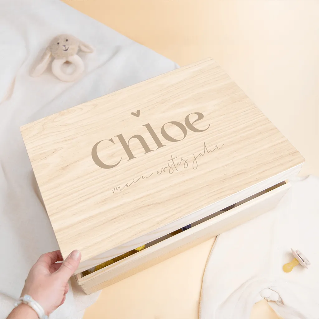 Erinnerungsbox für das erste Jahr mit Namen des Kindes