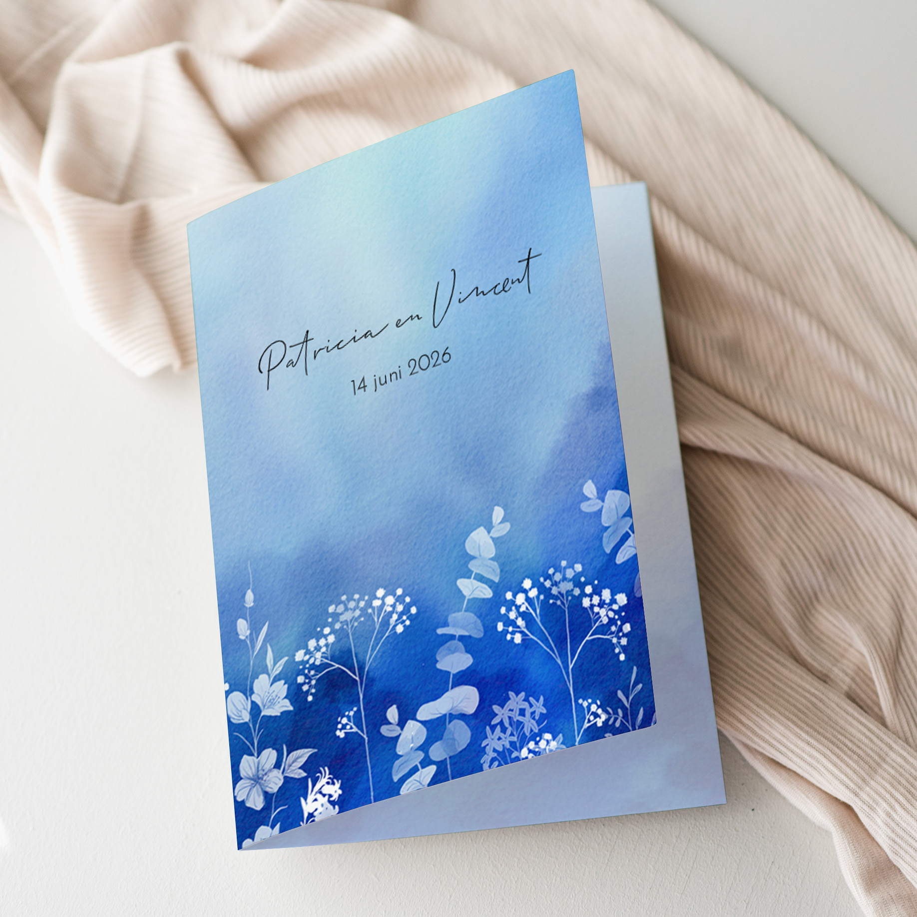 Trouwkaart blauwe abstracte aquarelstructuur en witte veldbloemen.