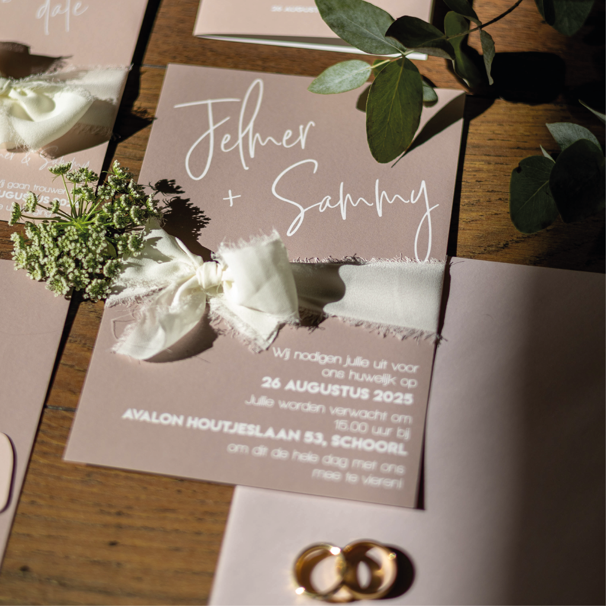 Trouwkaart warm beige blush