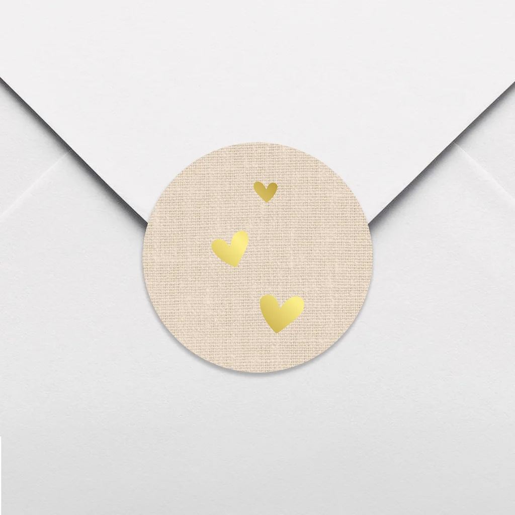 Beige sluitsticker met linnen look en goudfolie hartjes - per vel