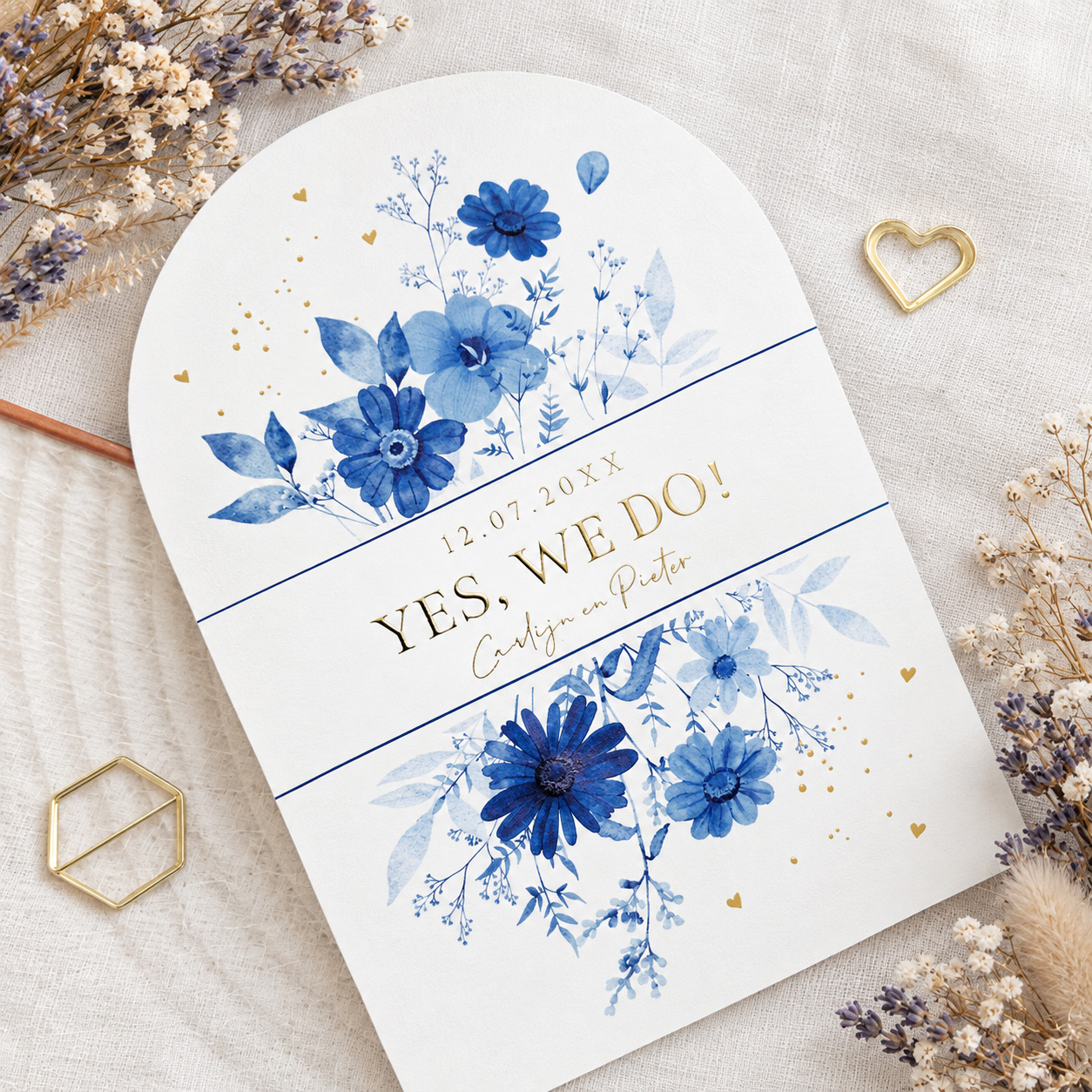 Trouwkaart Delfts blauw boogvorm met bloemen en goudfolie