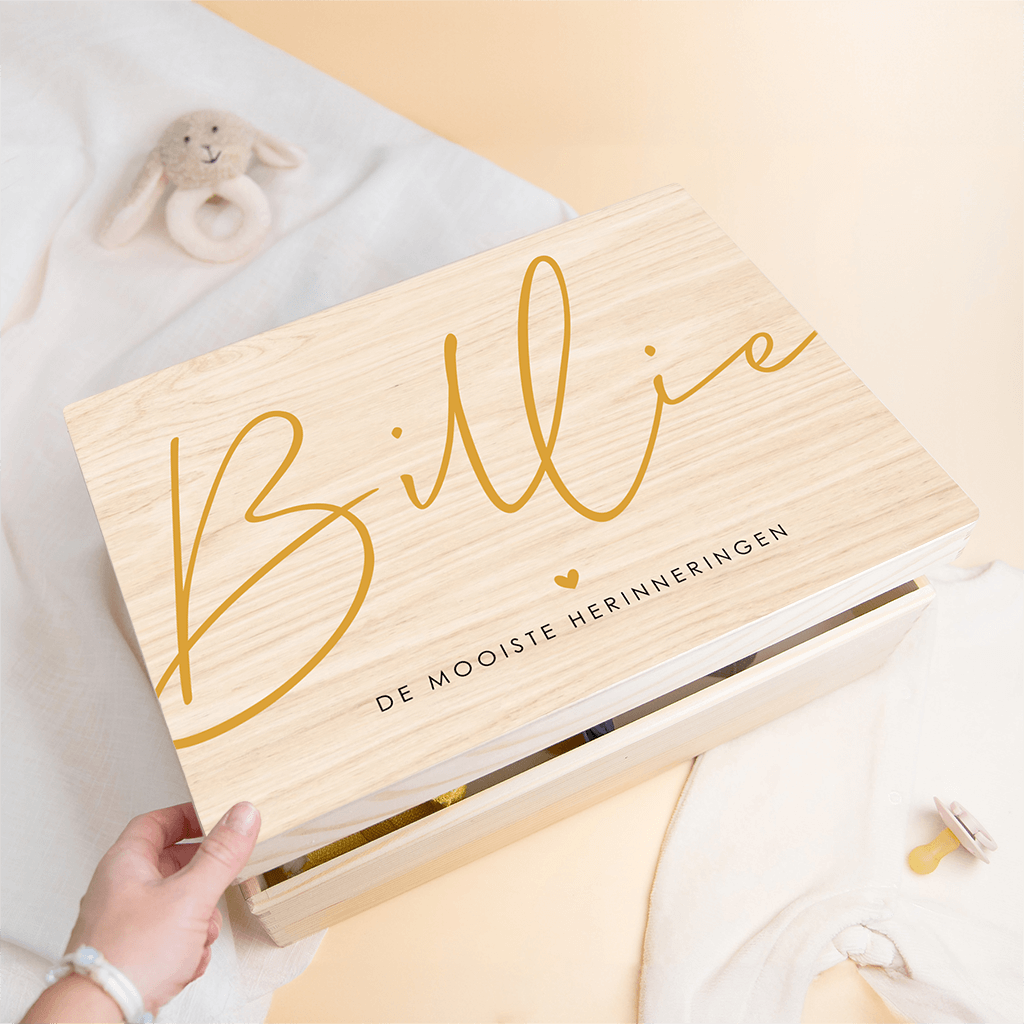 Houten bewaarkist sierlijke letters en klein hartje