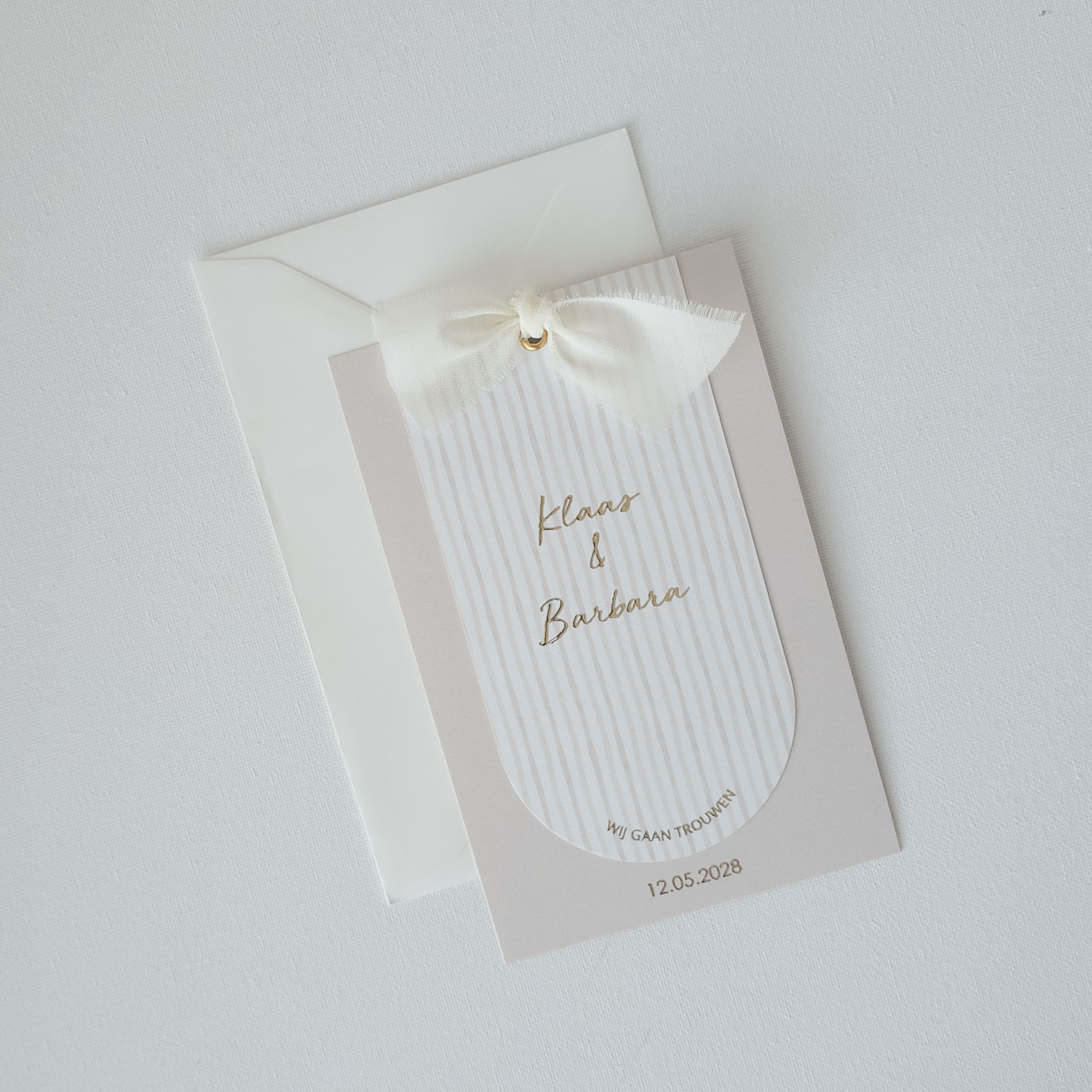 Trouwkaart met boog goudfolie beige wit