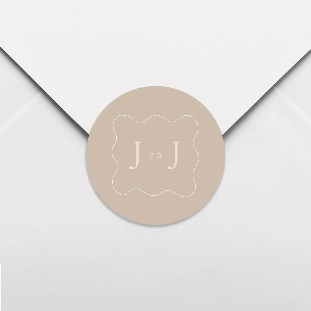 Soft beige sluitsticker met lijntekening om de initialen - per 25 stuks
