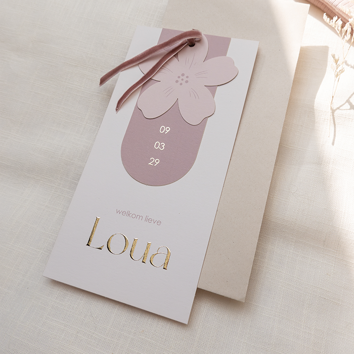 Langwerpig geboortekaartje met roze boog en bloemenlabel