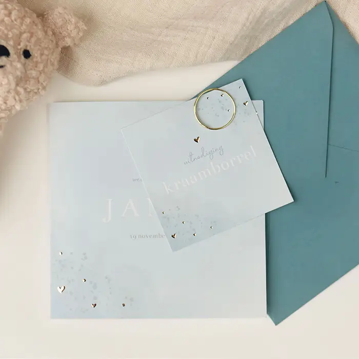 Kraamfeest kaartje met lichtblauwe watercolour en goudfolie