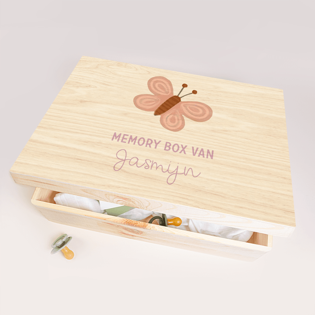 Houten memorybox met vlinder en naam