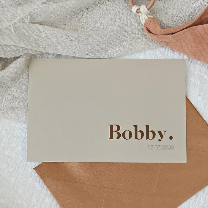 Minimalistisch liggend geboortekaartje met mokka kleur