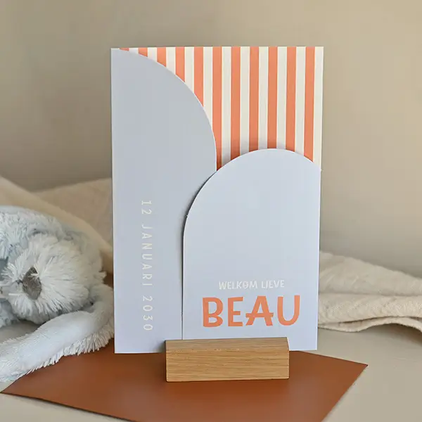 Geboortekaartje met boogdeurtjes en blauw oranje colorblock