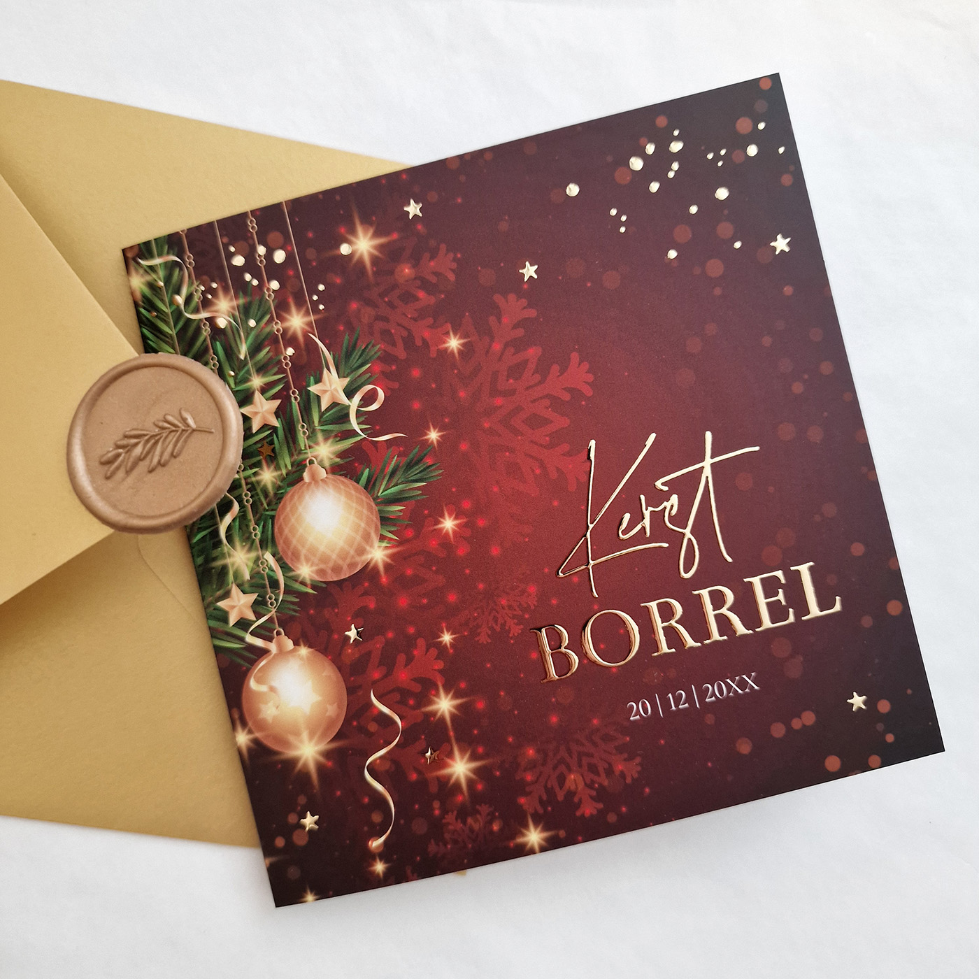 Kerstborrel uitnodiging rood kerstballen goudfolie