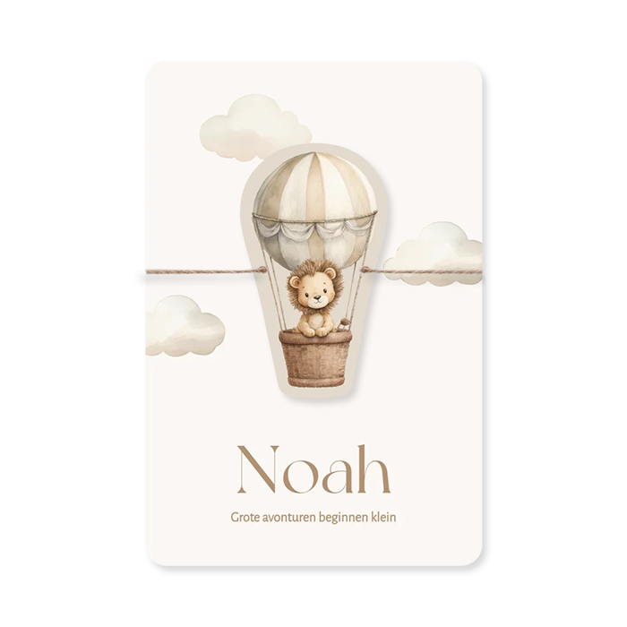 Uniek geboortekaartje met label leeuwtje in luchtballon beige