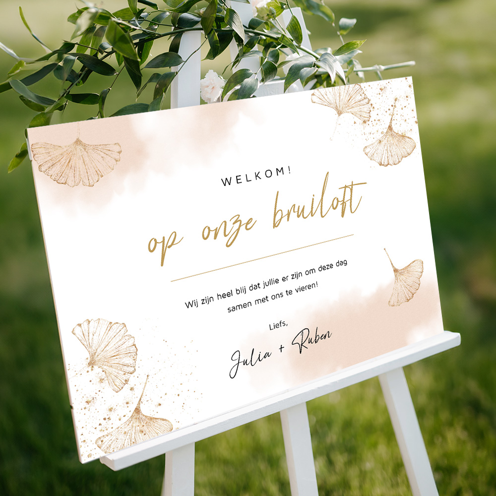 Roze welkomstbord met gouden ginkgo blaadjes