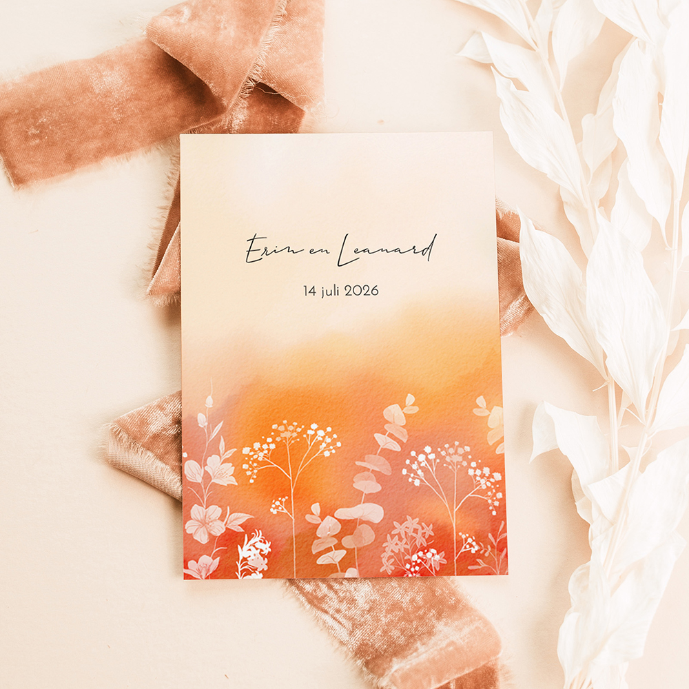 Trouwkaart warme kleuren en aquarelstructuur en witte veldbloemen.