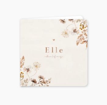 Romantisch geboortekaartje voor een meisje met sierlijke bloemen