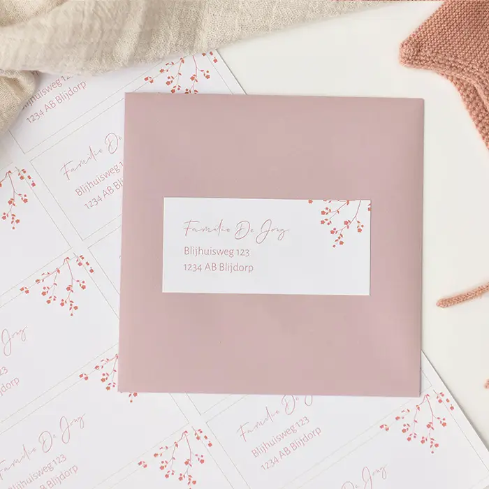 Witte adressticker met roze takje en typografie