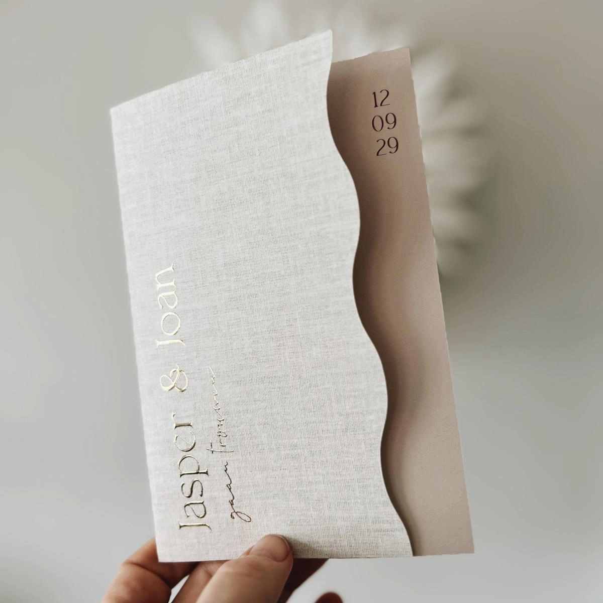 Trouwkaart linnen look met golvende rand roze en goudfolie