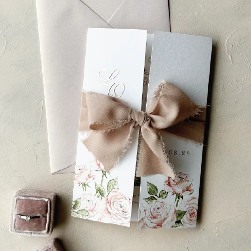 Luikvouw trouwkaart met illustratie van trouwlocatie en zachte rozen