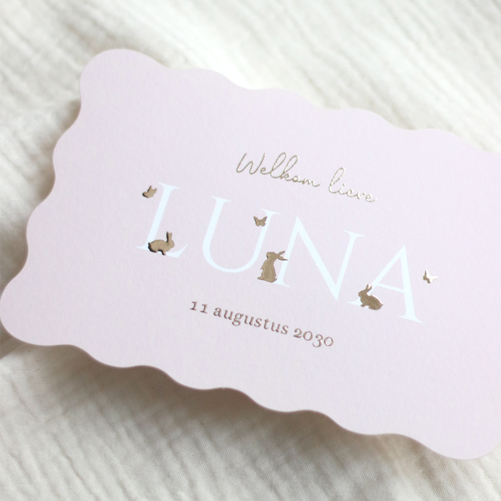 Geboortekaartje golvende rand met konijntjes in foliedruk