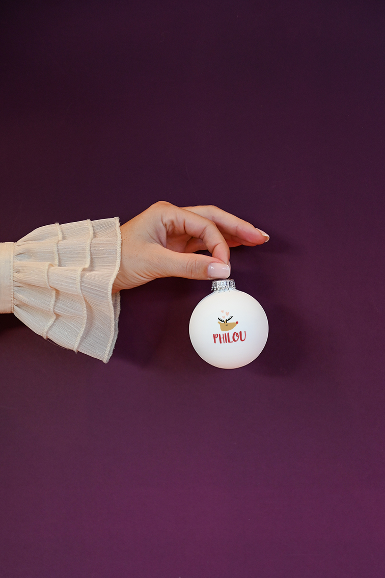 Kerstbal van glas met rendier, hartjes en naam