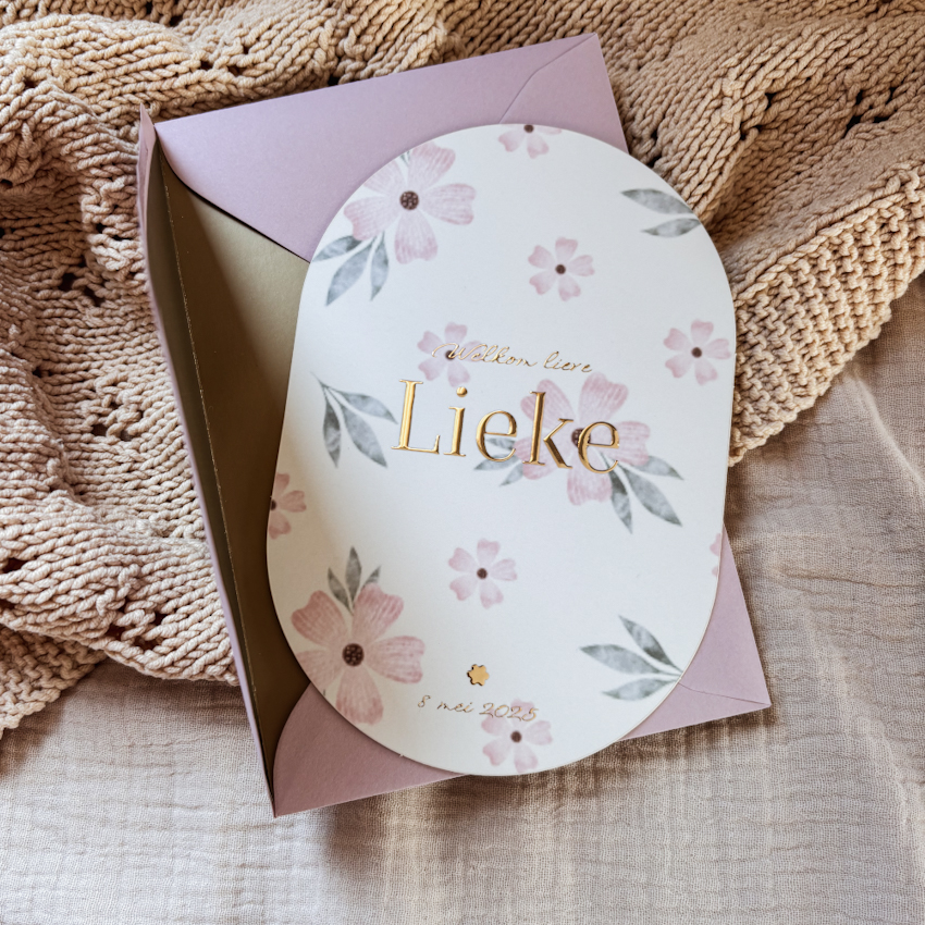 Lief meisjes geboortekaartje met lente bloemen