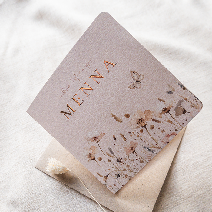 Schattig geboortekaartje bloemenweide met vlinder en roségoudfolie