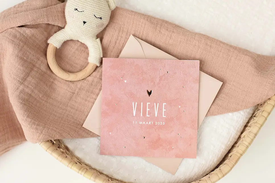 Oudroze velvet-look babykaartje met roségoudfolie hartjes