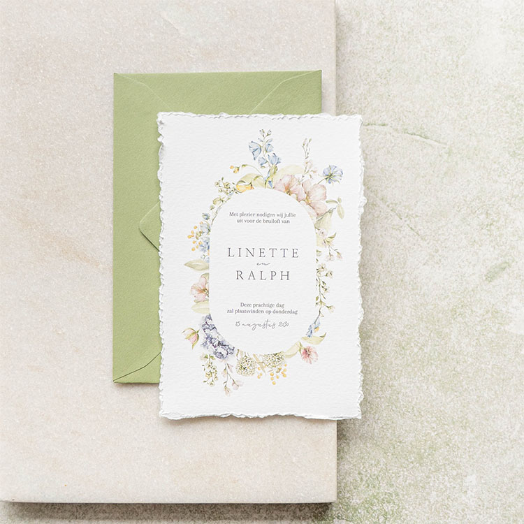 Bloemen trouwkaart met geschepte papier look